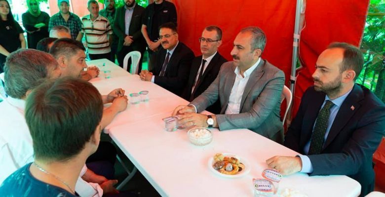 Adalet Bakanı Gül, Merhum Av. Hüseyin Yama’nın Ailesine Taziye Ziyaretinde Bulundu