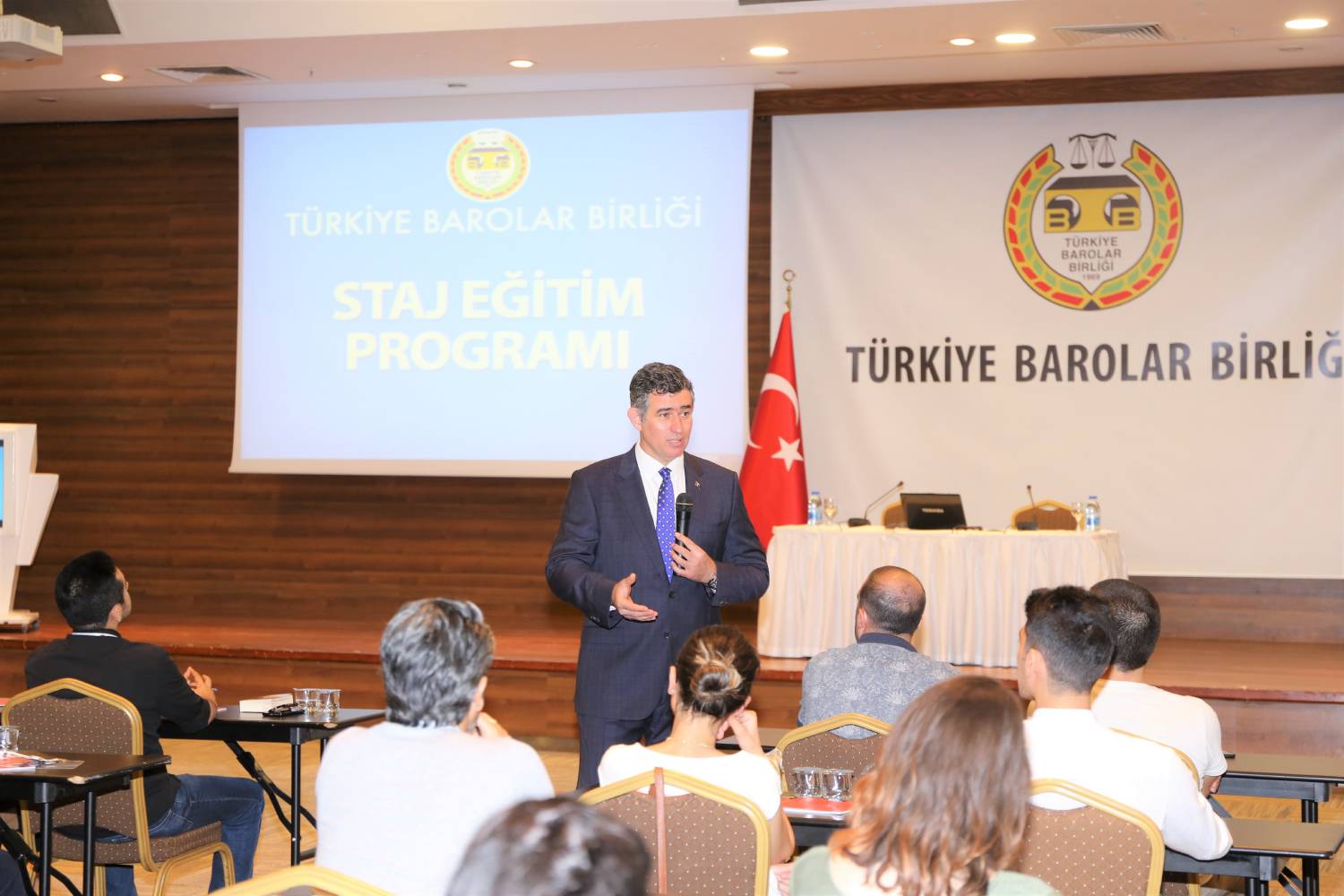 Barolar Birliği Başkanı Av. Prof. Dr. Metin Feyzioğlu, stajer avukatların