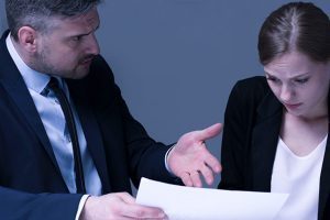 Kural olarak, bir işyerinde çalışan işçi veya işçilere karşı; işverenin,