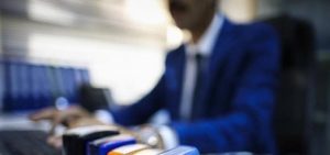 Kamu çalışanları; devlet hizmetinde aylıkla çalışan kimselerdir. Devlet organlarının işleyişi