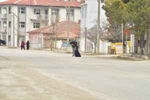 Eskişehir’in Mahmudiye ilçesinde öğle saatlerinde, bir süreden beridir elindeki silahla