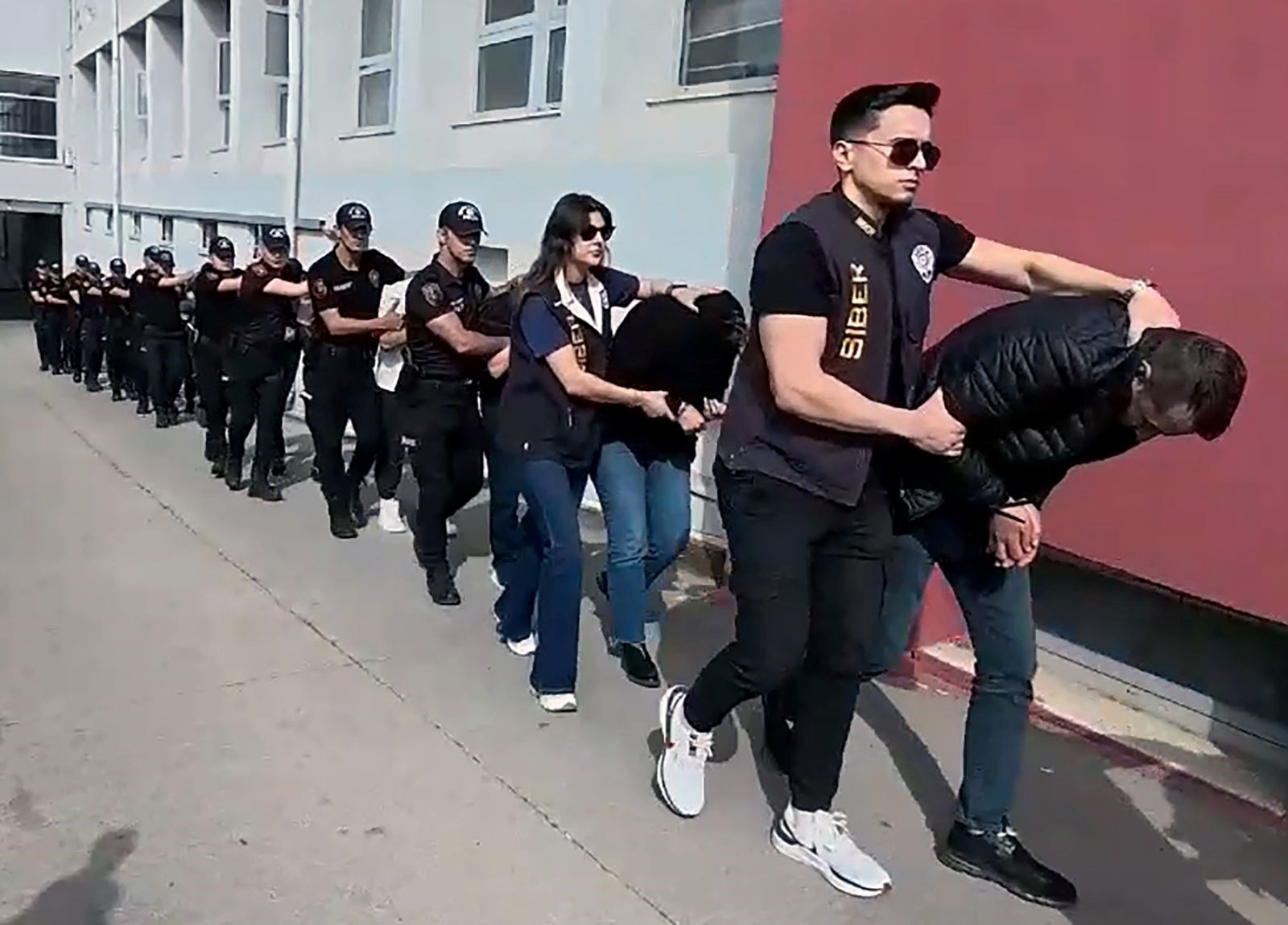 4 ilde gerçekleştirilen operasyonlarda yasa dışı bahis çetesi çökertildi. Çetenin elebaşı